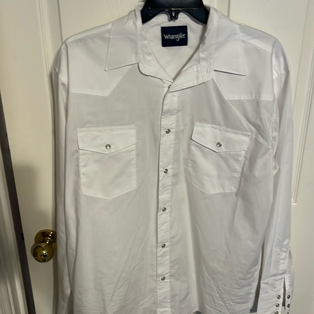 Men’s Wrangler pearl button down shirt.